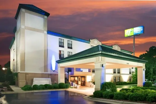 Holiday Inn Express & Suites Fayetteville Ft. Brag