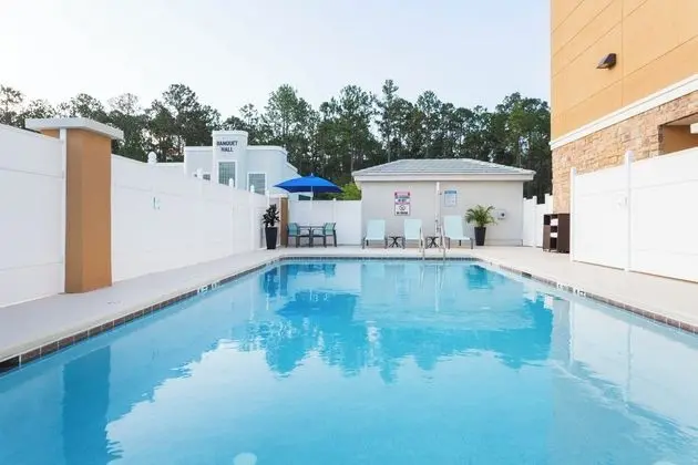 Holiday Inn Express and Suites Fleming Island - Havuz