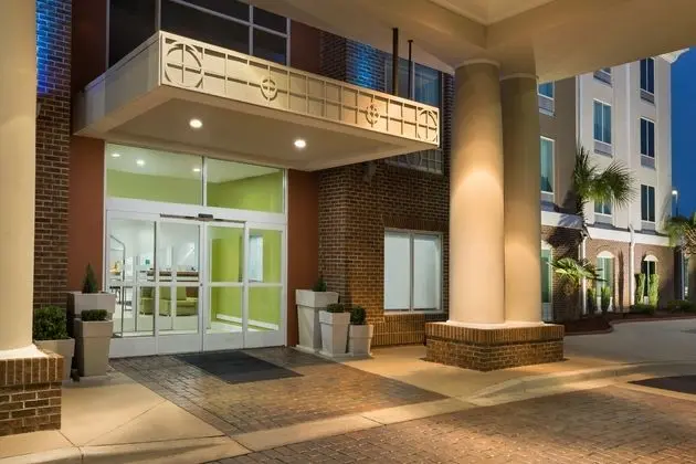 Holiday Inn Express and Suites Florence I 95 at Hw