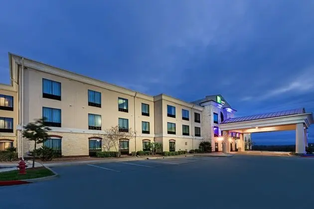 Holiday Inn Express and Suites Floresville - Dış Mekan