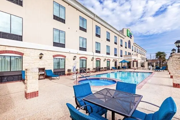 Holiday Inn Express and Suites Floresville - Havuz