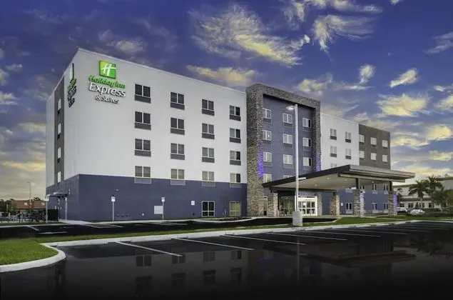 Holiday Inn Express & Suites Fort Myers Airport, an IHG Hotel