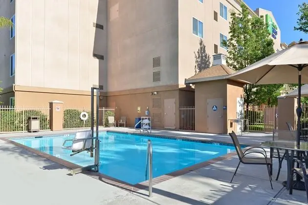 Holiday Inn Express and Suites Fresno River Park H - Havuz