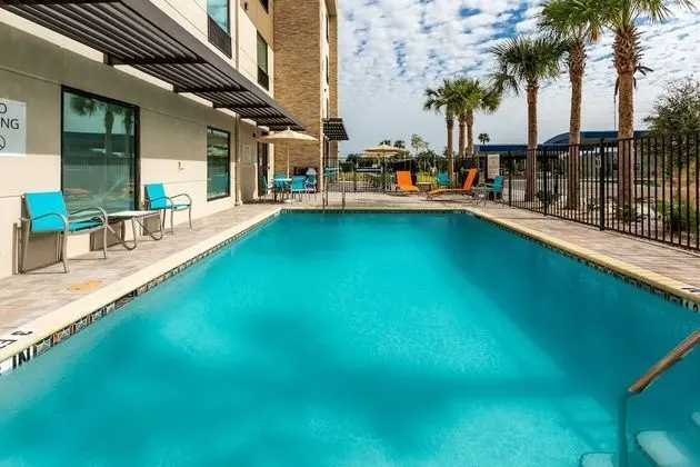 Holiday Inn Express & Suites Ft Myers Beach-Sanibel Gateway, an IHG Hotel - Havuz