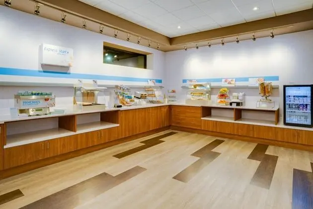 Holiday Inn Express and Suites Ft. Washington Phil - Yeme / İçme