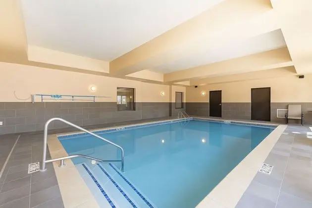 Holiday Inn Express Hotel & Suites Fulton - Havuz
