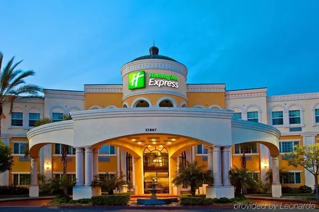 Holiday Inn Express Hotel & Suites 