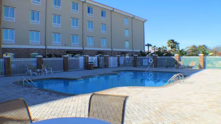 Holiday Inn Express & Suites Gonzales - Havuz