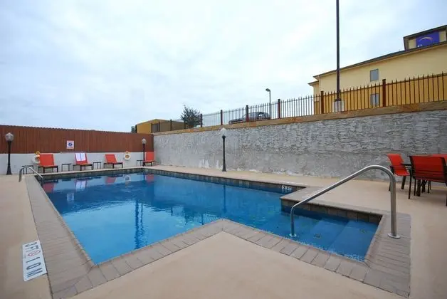 Holiday Inn Express and Suites Gonzales - Havuz