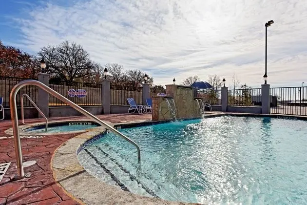 Holiday Inn Express Hotel & Suites Graham - Havuz