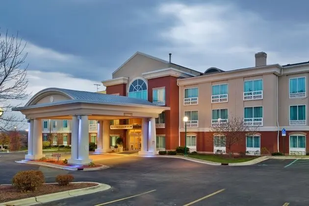 Holiday Inn Express and Suites Grand Rapids North
