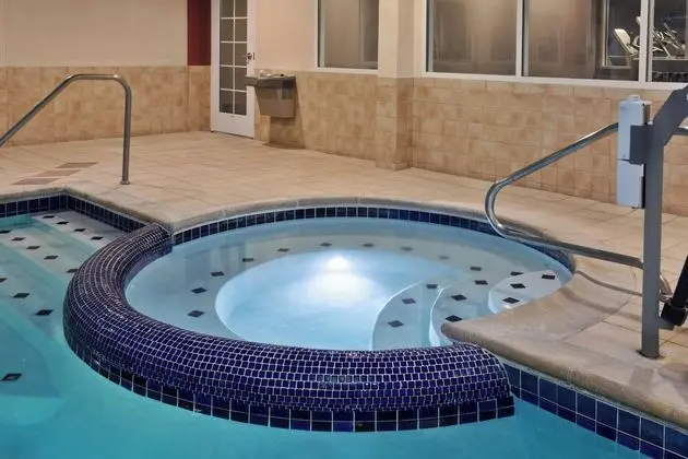 Holiday Inn Express and Suites Grand Rapids North - Havuz