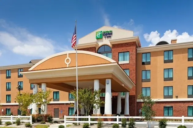Holiday Inn Express and Suites Gulf Shores