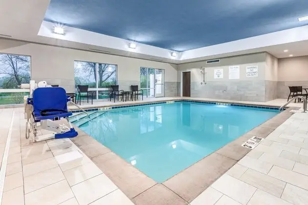 Holiday Inn Express and Suites Hammond - Havuz