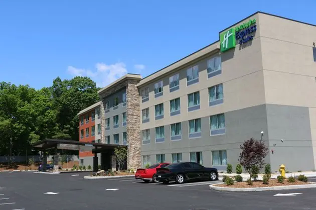 Holiday Inn Express and Suites Hendersonville SE-F