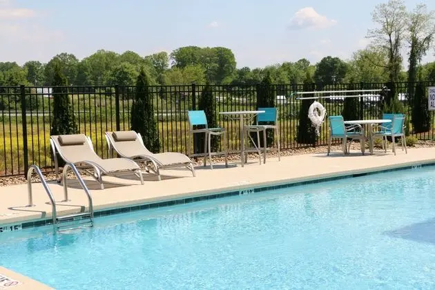 Holiday Inn Express and Suites Hendersonville SE-F - Havuz