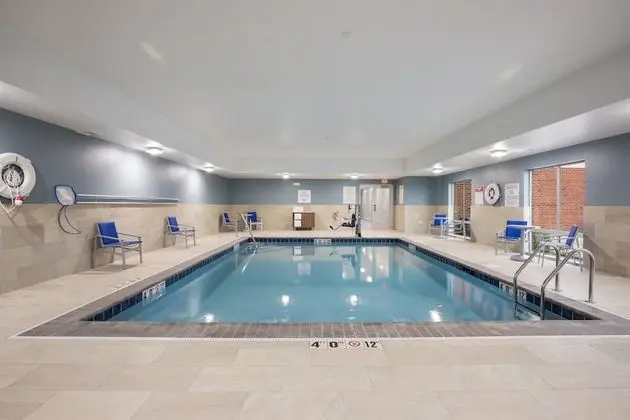 Holiday Inn Express & Suites Hoffman Estates, an IHG Hotel - Havuz