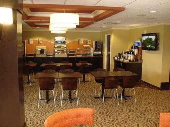Holiday Inn Express and Suites Hollywood Ft Lauder