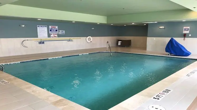 HOLIDAY INN EXPRESS AND SUITES HOUSTON SW - SHARPS - Havuz
