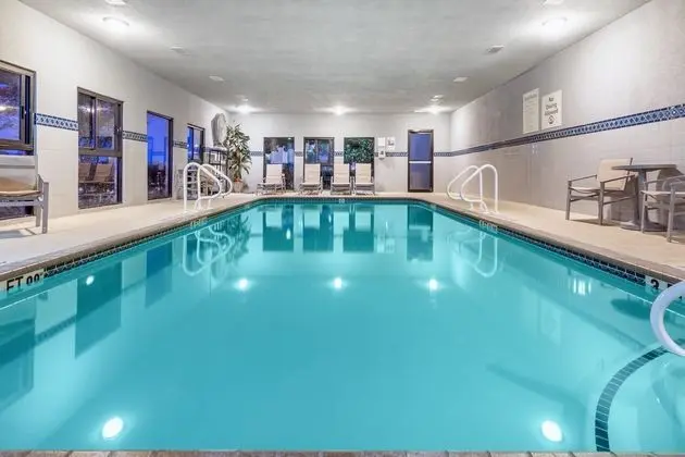 Holiday Inn Express and Suites Hutto - Havuz