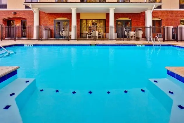 Holiday Inn Express and Suites Jackson Flowood - Havuz