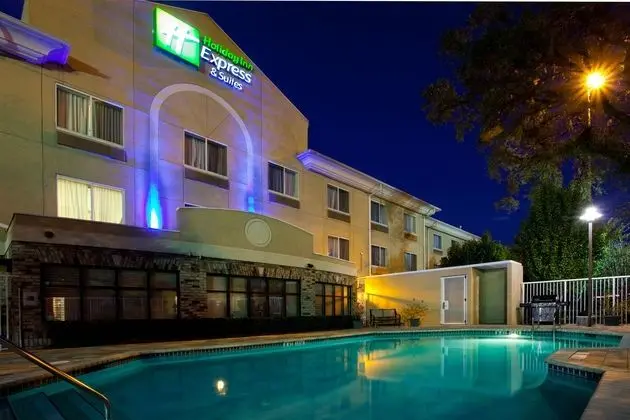 Holiday Inn Express Hotel & Suites - Havuz