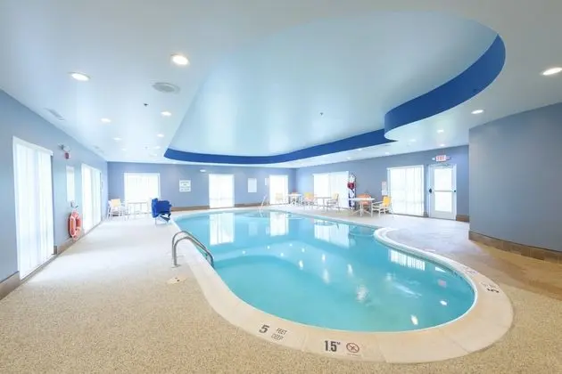 Holiday Inn Express and Suites Jamestown - Havuz