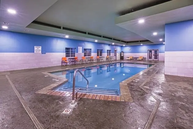 Holiday Inn Express and Suites Jenks - Havuz
