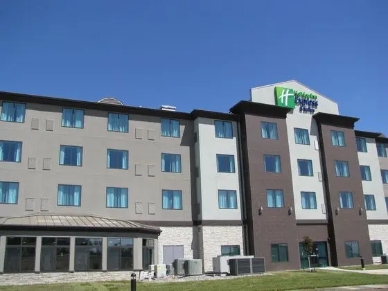 Holiday Inn Express and Suites Kansas City Airport