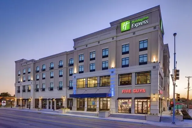 Holiday Inn Express and Suites Kansas City KU Medi