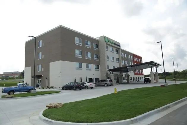 HOLIDAY INN EXPRESS AND SUITES KANSAS CITY - LEE'S