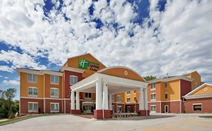 Holiday Inn Express Hotel & Suites Kansas City Spo