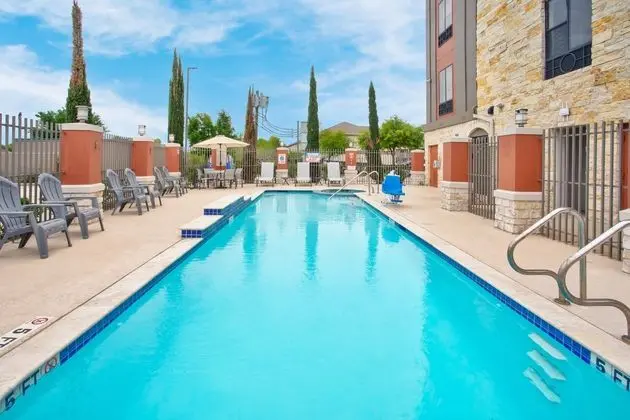 Holiday Inn Express and Suites Katy - Havuz