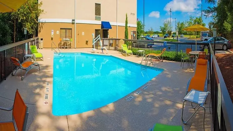 Holiday Inn Express and Suites Kinston - Havuz