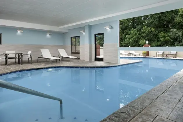 Holiday Inn Express & Suites Knoxville-Clinton - Havuz