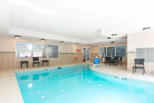 Holiday Inn Express & Suites LaGrange - Havuz