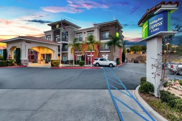 Holiday Inn Express and Suites Lake Elsinore