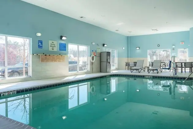 Holiday Inn Express Hotel & Suites Lake Zurich-Bar - Havuz