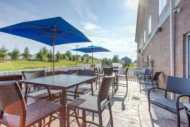 Holiday Inn Express and Suites Lancaster East Stra