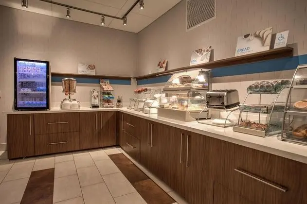 Holiday Inn Express and Suites Lancaster East Stra