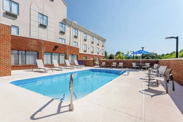 Holiday Inn Express & Suites Lancaster - Havuz