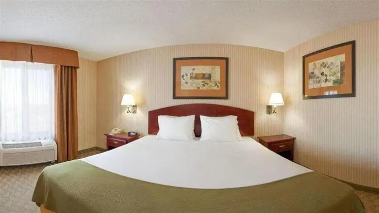 Holiday Inn Express and Suites Lansing Leavenworth
