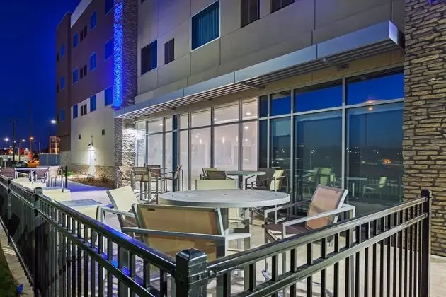 HOLIDAY INN EXPRESS AND SUITES LENEXA - OVERLAND P