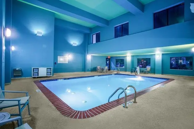 Holiday Inn Express and Suites Lewisburg - Havuz