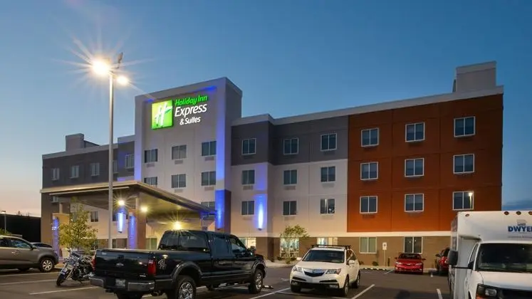 Holiday Inn Express and Suites Lexington East Winc