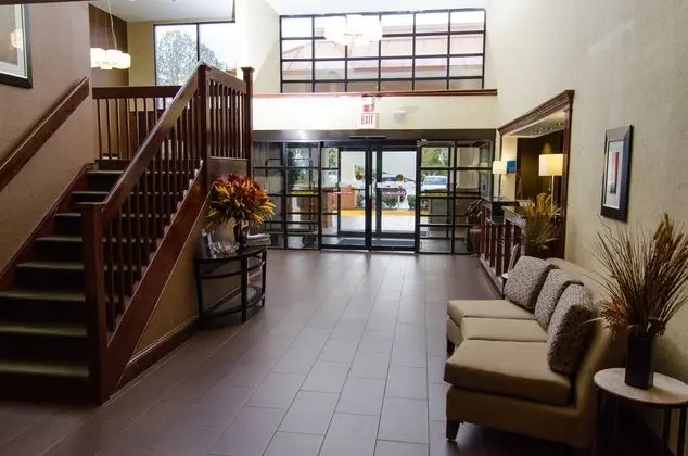 Holiday Inn Express and Suites Lexington Hwy 378