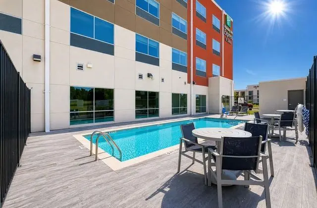 Holiday Inn Express & Suites Lindale, an IHG Hotel - Havuz