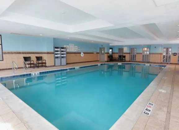 Holiday Inn Express and Suites Logan - Havuz