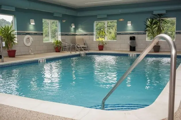 Holiday Inn Express and Suites Logan - Havuz