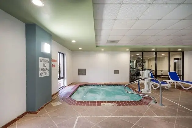 Holiday Inn Express & Suites Louisville East - Havuz